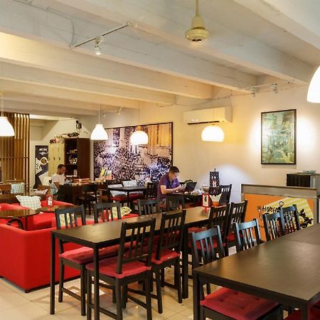 Baan Dinso Hostel@Ratchadamnoen بانكوك المظهر الخارجي الصورة