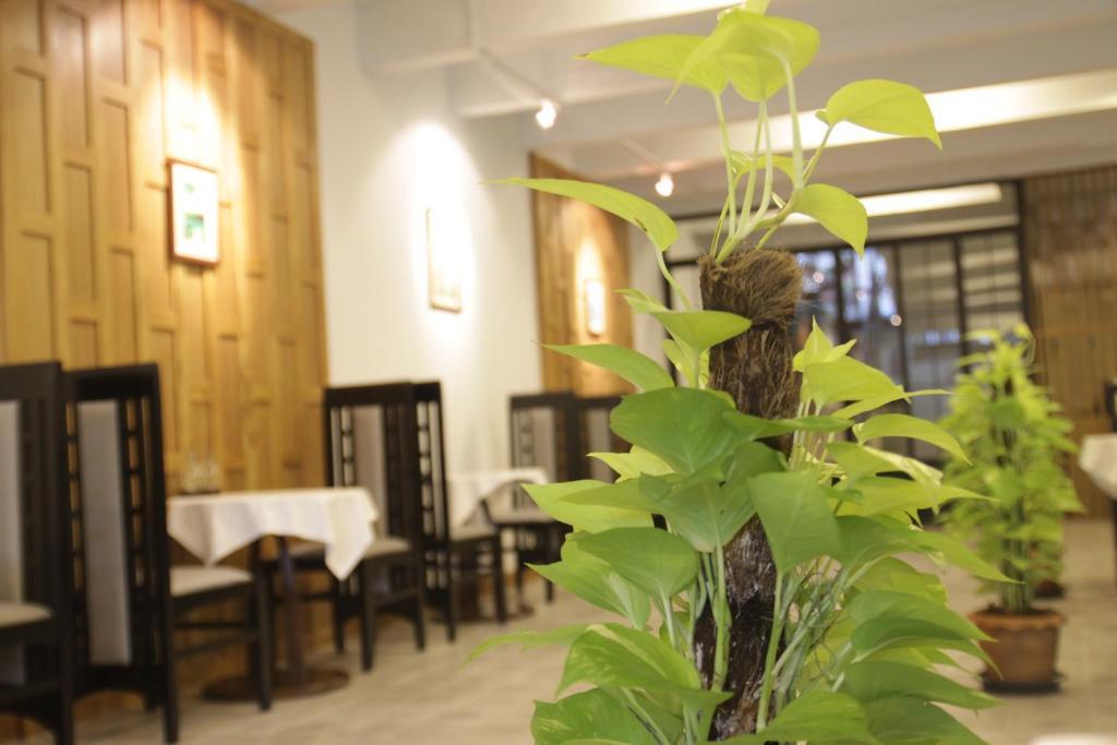 Baan Dinso Hostel@Ratchadamnoen بانكوك المظهر الخارجي الصورة