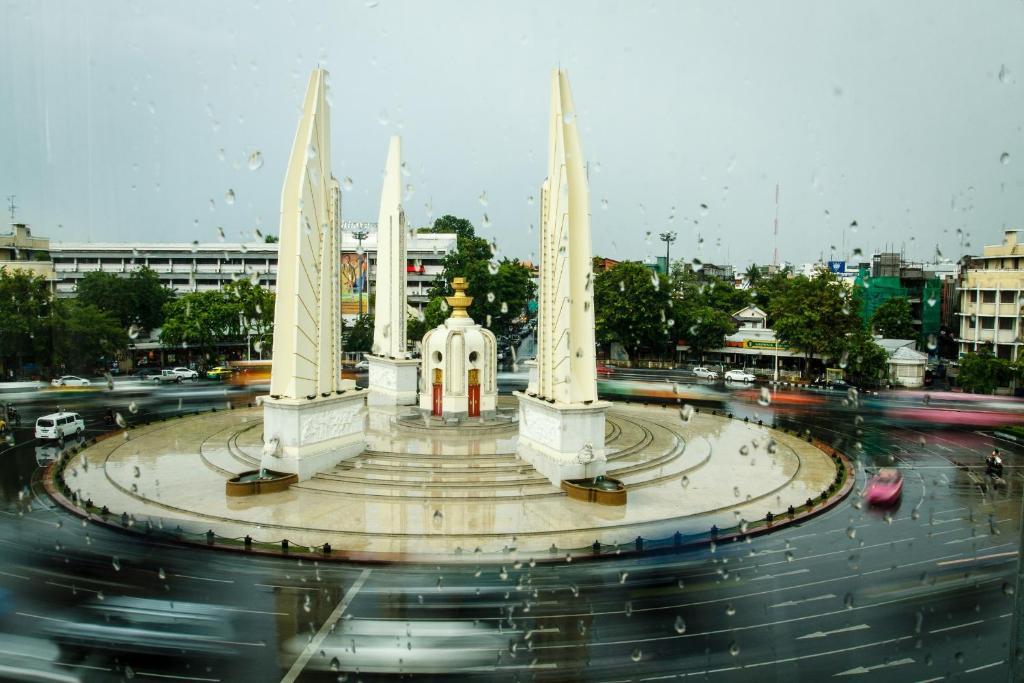 Baan Dinso Hostel@Ratchadamnoen بانكوك المظهر الخارجي الصورة