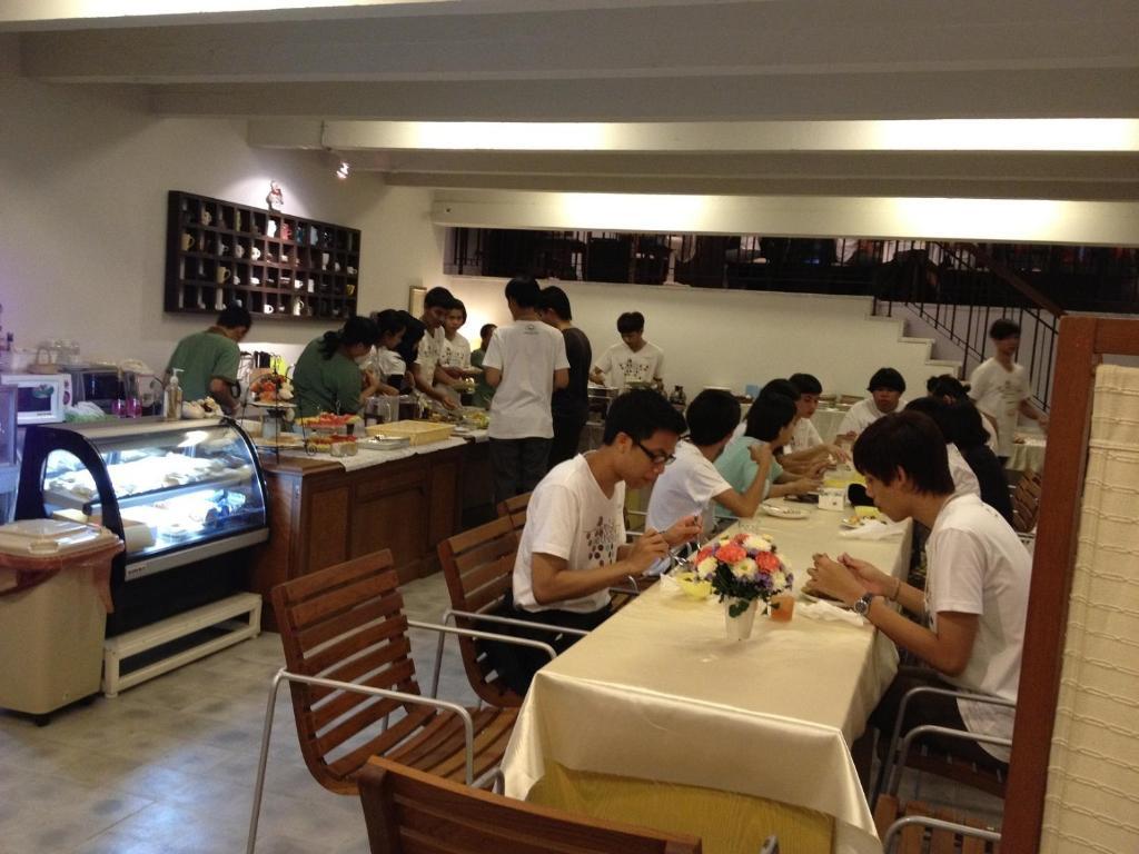 Baan Dinso Hostel@Ratchadamnoen بانكوك المظهر الخارجي الصورة