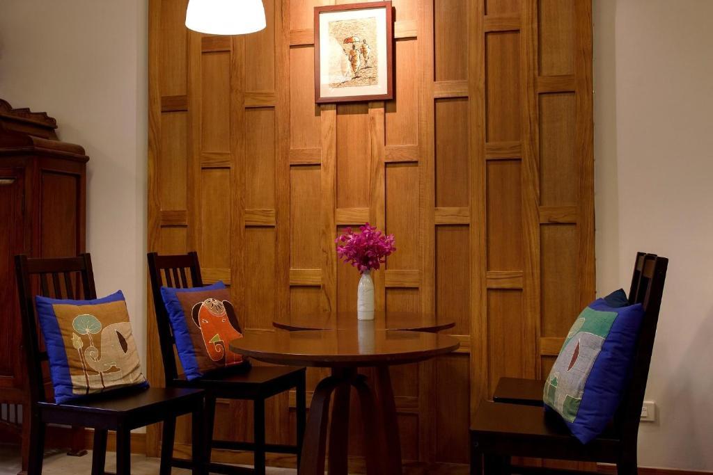 Baan Dinso Hostel@Ratchadamnoen بانكوك المظهر الخارجي الصورة