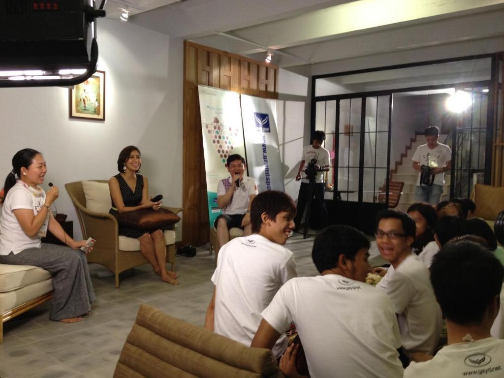 Baan Dinso Hostel@Ratchadamnoen بانكوك المظهر الخارجي الصورة
