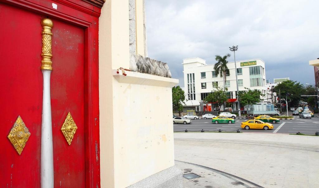 Baan Dinso Hostel@Ratchadamnoen بانكوك المظهر الخارجي الصورة