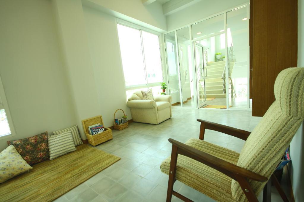 Baan Dinso Hostel@Ratchadamnoen بانكوك المظهر الخارجي الصورة