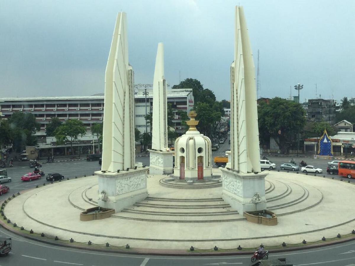 Baan Dinso Hostel@Ratchadamnoen بانكوك المظهر الخارجي الصورة