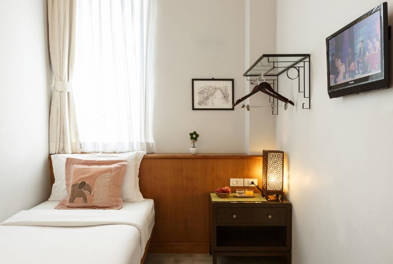 Baan Dinso Hostel@Ratchadamnoen بانكوك المظهر الخارجي الصورة