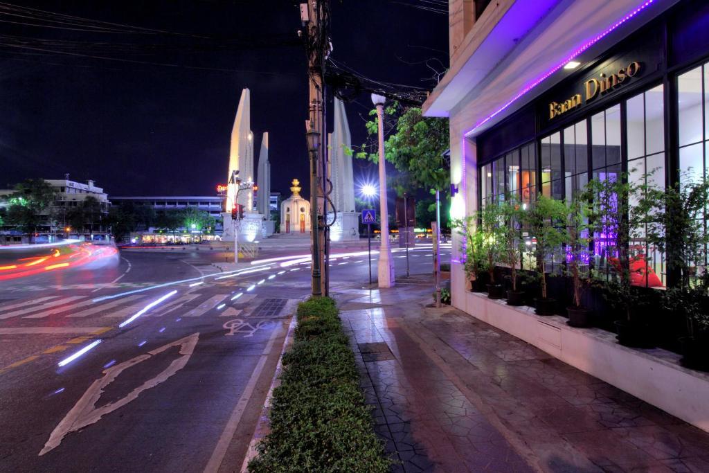 Baan Dinso Hostel@Ratchadamnoen بانكوك المظهر الخارجي الصورة